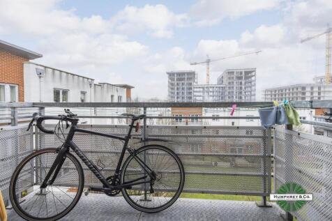 Two Bed Flat to Rent in Hawker Place E17