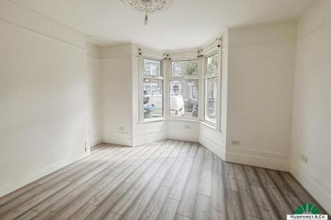 pbox-bedroom-333520.JPG