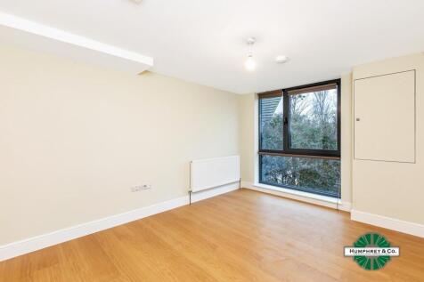 One bedroom flat in popular all new 'Shannon Centr