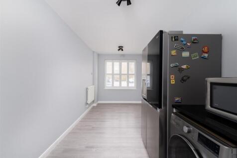 Doulton Close-7.jpg