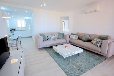 Living/dining area