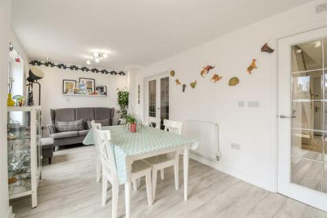 Kitchen / Dining Area