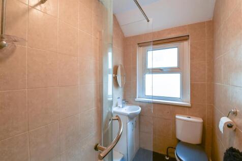 FAMILY SHOWER ROOM