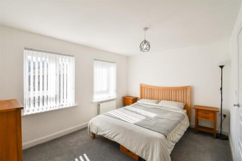 BEDROOM/LIVING ROOM