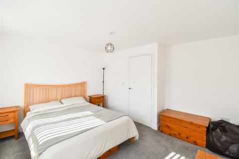 BEDROOM/LIVING ROOM
