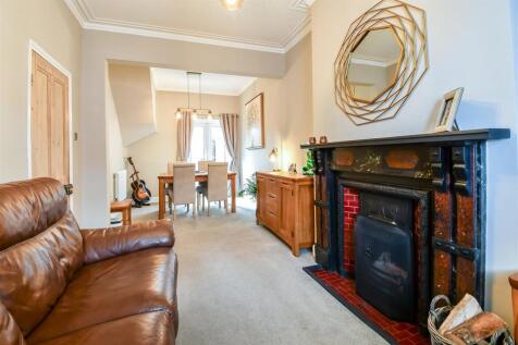 Sitting Room / Dining Room