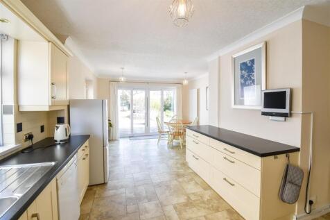 KITCHEN/BREAKFAST ROOM