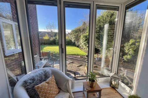 Lounge Windows