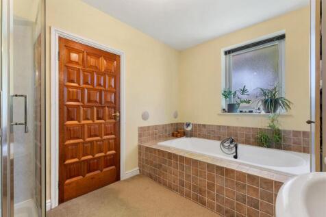 Bed 1 En Suite Bathroom