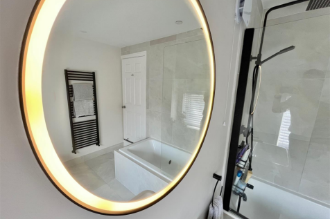 Bathroom - Mirror Feature