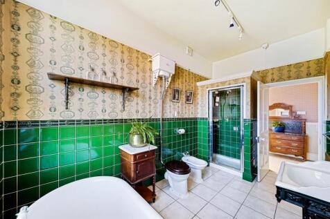 First Floor Bathroom Aspect 2
