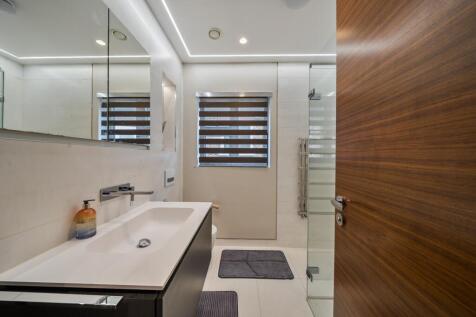 1369895-9-68f0e43...