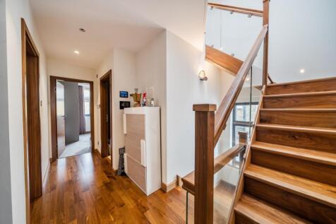 1369895-7-68f0e32...