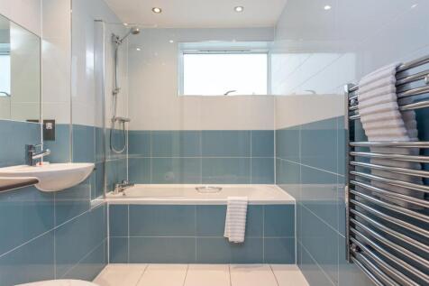 Bathroom-1_2048_X_1536.jpg
