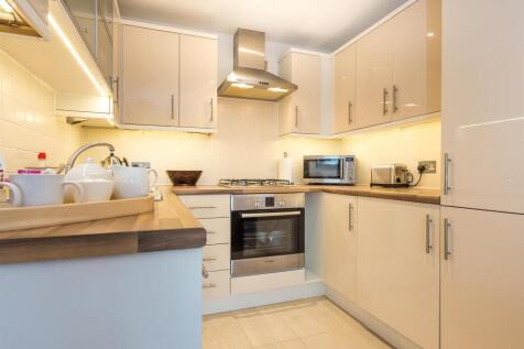 Living area and kitchen-3_2048_X_1536.jpg