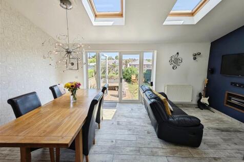 Open-Plan Kitchen/Diner/Snug