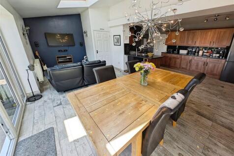 Open-Plan Kitchen/Diner/Snug