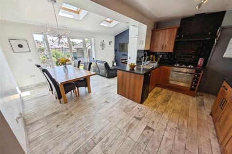 Open-Plan Kitchen/Diner/Snug