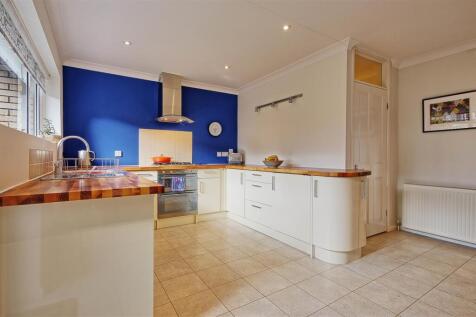 Kitchen 2.jpg