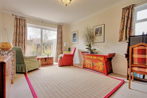 Sitting room - Bedroom 2.jpg