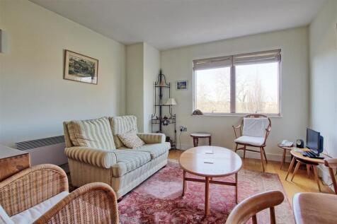 Living area 2.jpg