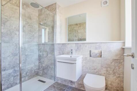 Ensuite for second bedroom.jpg