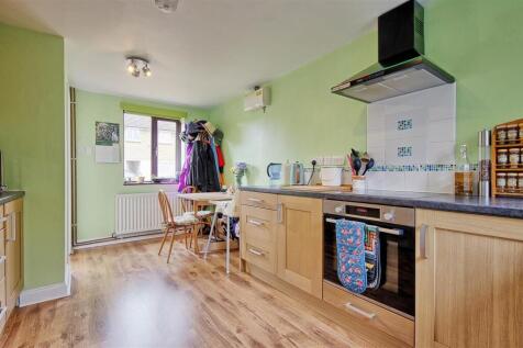 Kitchen 2.jpg