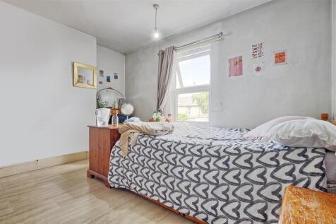 Bedroom 1.jpg