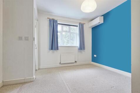Bedroom 1.jpg