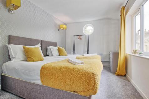 Bedroom 1.jpg