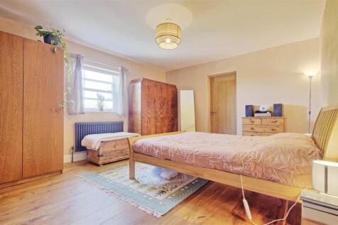 Bedroom 1.jpg