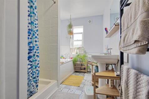 Bathroom 2.jpg