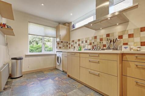 Kitchen 2.jpg