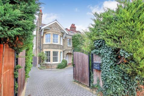 Front showing gates.jpg