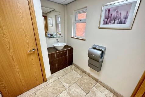COMMUNAL BATHROOM 4