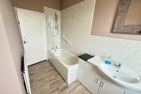 Family bathroom (2)