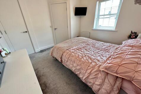 Master bedroom (3)
