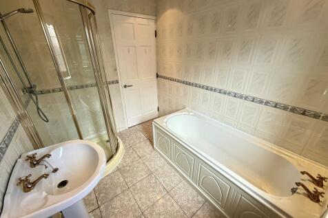Family bathroom (2)