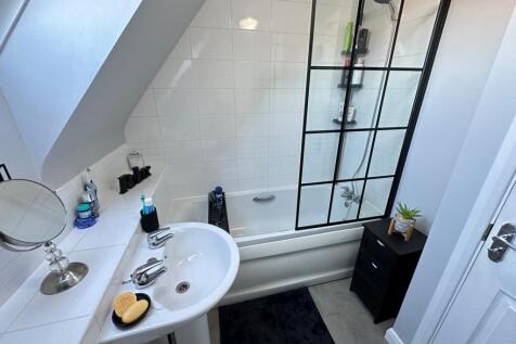 Family bathroom (2)
