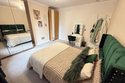 Master bedroom (2)