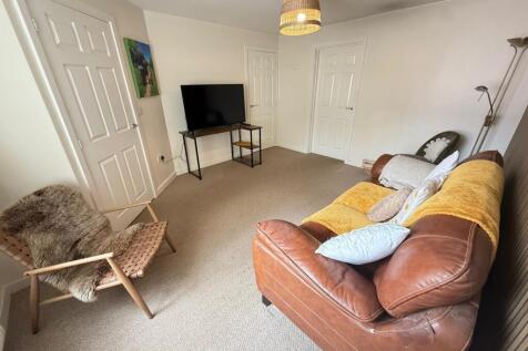 19 Friarwood Avenue Lounge 2