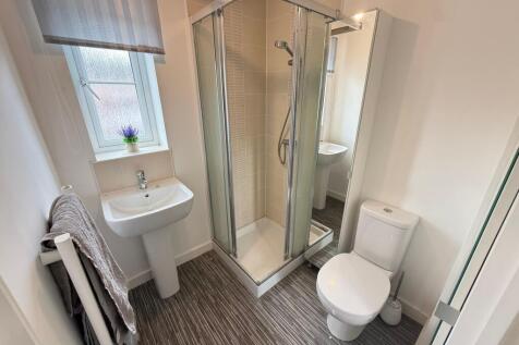 19 Friarwood Avenue Ensuite