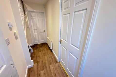 18 Riverside Court Entrance Hall