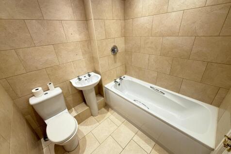 18 Riverside Court Bathroom