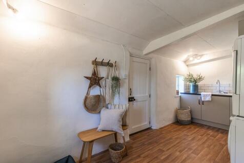 White Cottage Hou...