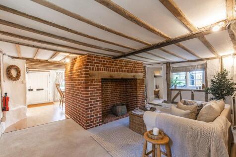 White Cottage Hou...