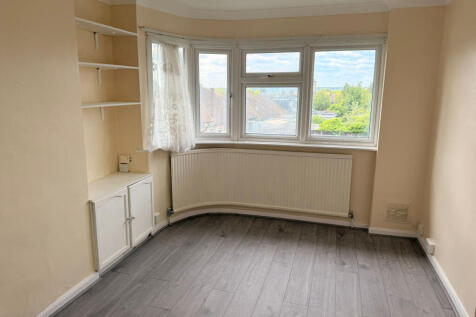 2 Bedroom Maisonette to Let In Ilford , IG5 0XB