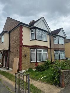 Spacious 4-Bedroom Semi-Detached Home with Studio