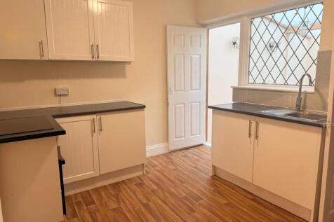 Lovely 3 Bedroom House to Rent on Second Avenue ,