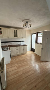 Lovely 3-Bedroom House for Rent on Third Avenue, 